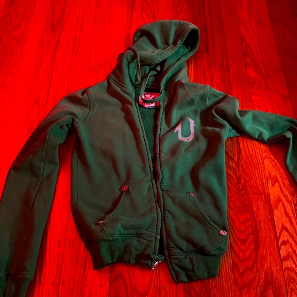 green zip up fits like a cropped zip up